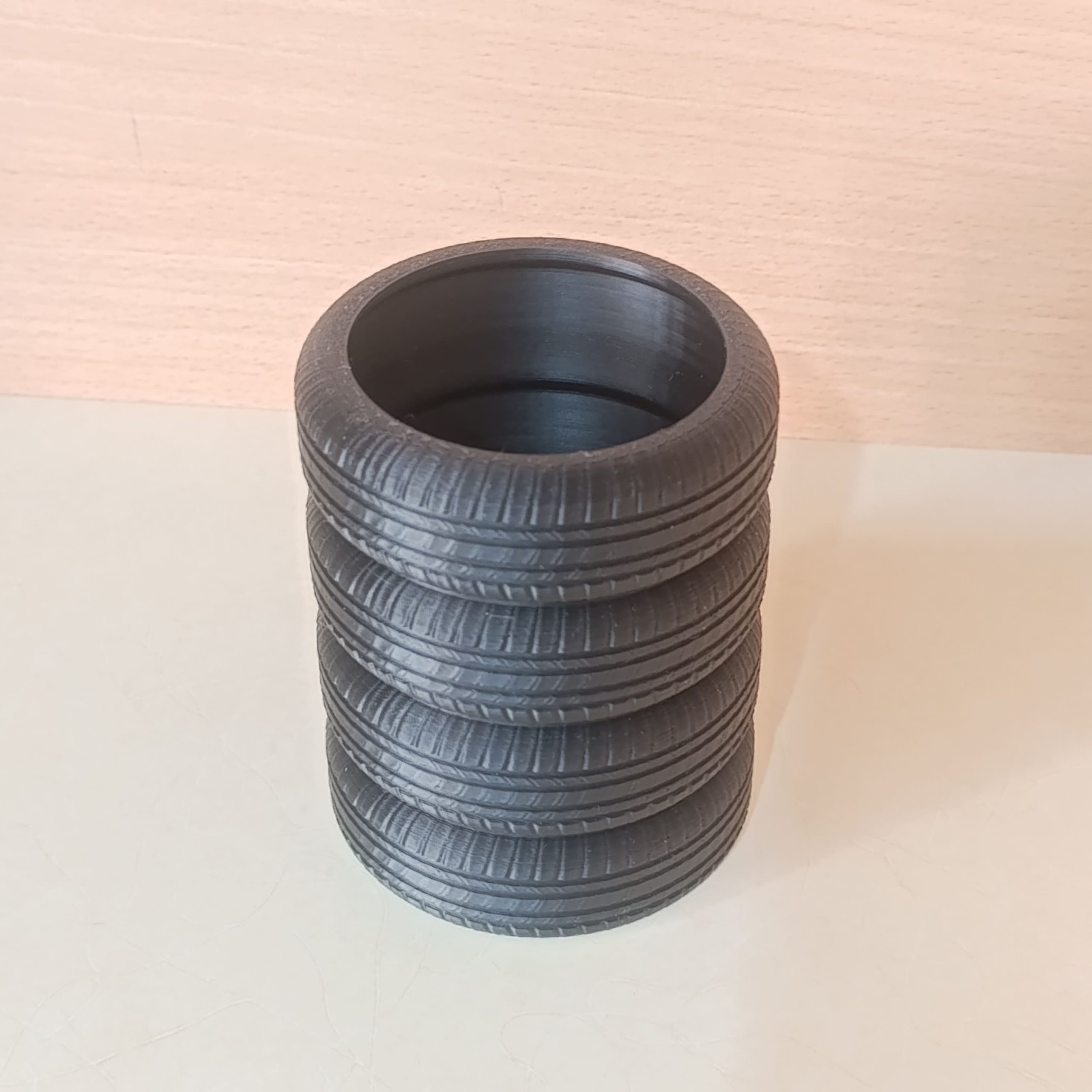 جامدادی رومیزی پسرانه طرح لاستیک جامدادی رومیزی پسرانه طرح لاستیک