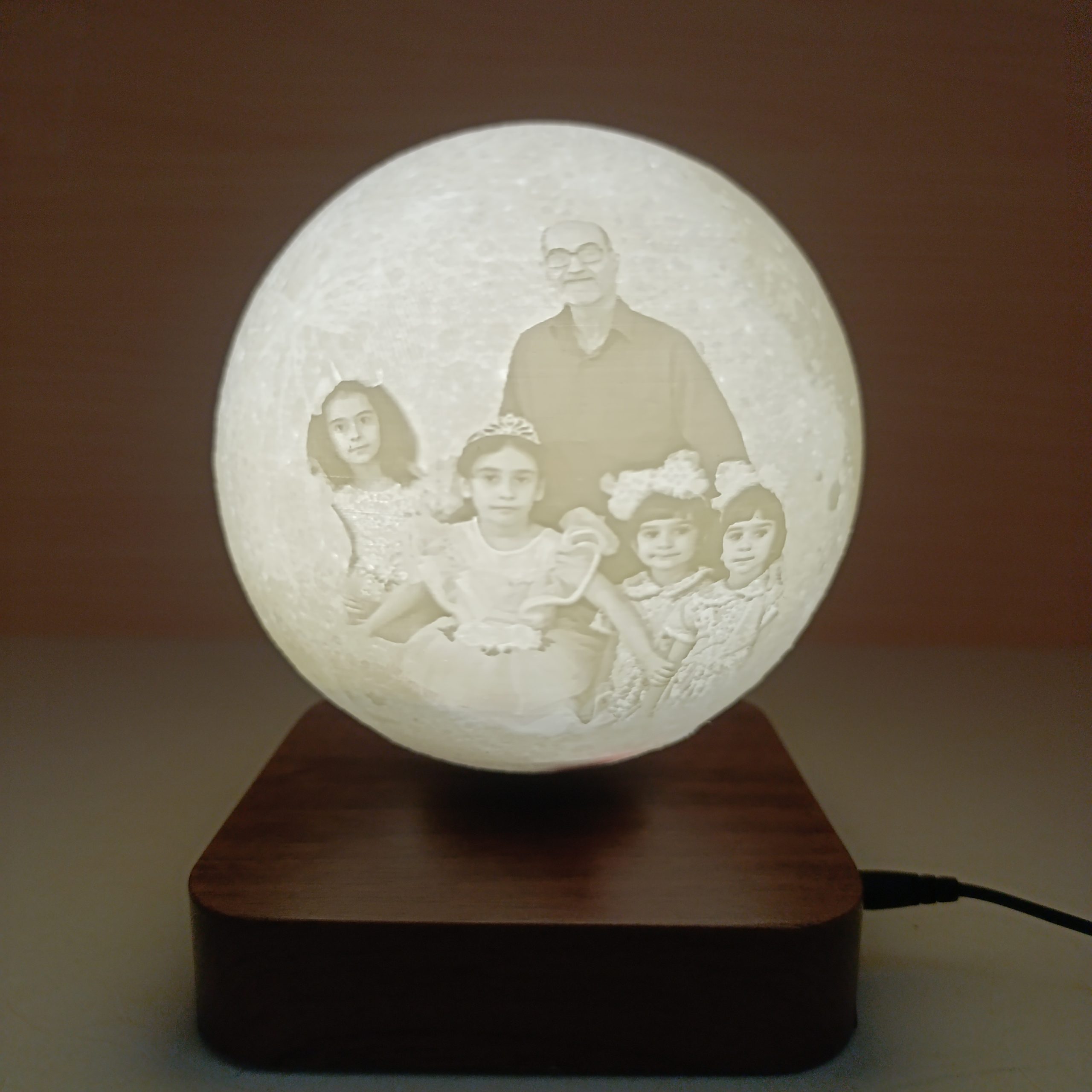 چراغ‌خواب ماه معلق با عکس شخصی